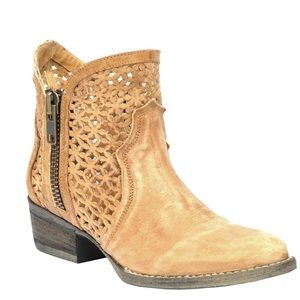 Corral Boots size 7 circle G